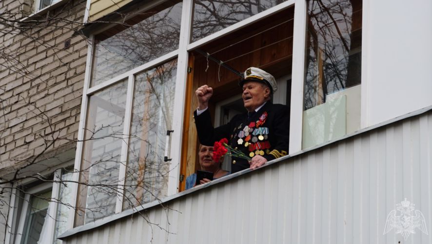 В Архангельске Росгвардия и МЧС подарили ветеранам музыкальный подарок